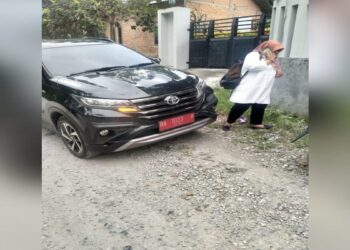Dikemudikan dengan Kencang, Mobnas Pemkab Solok Nyaris Tabrak Pengendara Motor