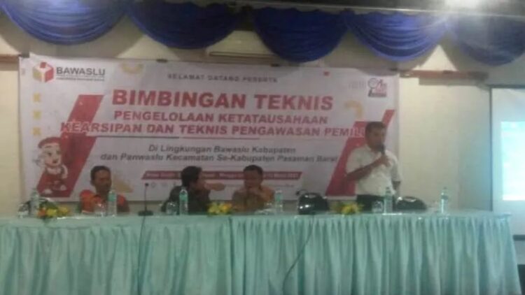 Bawaslu Pasaman Barat saat mengadakan pembekalan pengelolaan kearsipan bagi Panwaslu Kecamatan. (ANTARA/Altas Maulana)