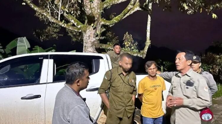 Tim dari BKSDA Sumbar meninjau lokasi tempat kemunculan Harimau Sumatera di Jorong Koto Rambah, Nagari Lubuk Gadang Utara, Kec. Sangir, Kab. Solok Selatan. (ANTARA/HO-BKSDA Sumbar)