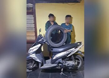 Dua pencuri ban bekas ditangkap pada Rabu (15/3/2023) dini hari. (Foto: Dok. Polres Solok Kota)