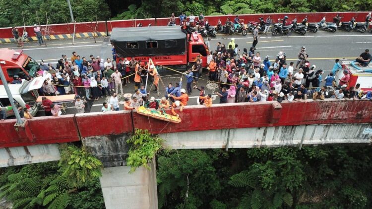 Evakuasi korban jatuh di Kelok Sembilan. (Dok. Basarnas 50 Kota)