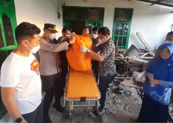 Polisi melakukan olah Tempat Kejadian Perkara (TKP) pasca penemuan mayat seorang wanita di dalam rumah kawasan Padang Sarai, Kota Padang pada Jumat (17/3/2023) sore. (Foto: Dok. Polsek Koto Tangah)