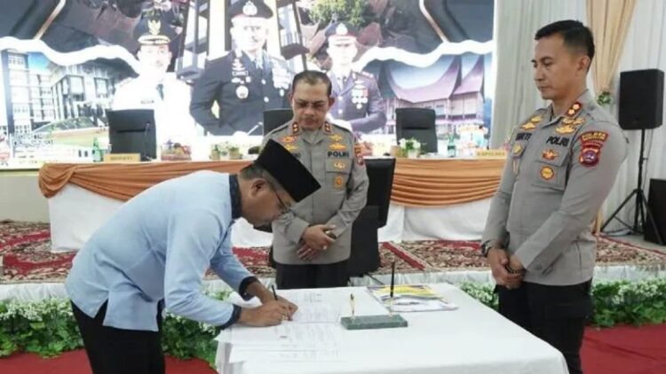Kapolda Sumbar Irjen Pol Suharyono (tengah) menyaksikan penandatanganan surat hibah lahan untuk pembentukan dua polsek yang dilakukan oleh Bupati Solok Selatan, Khairunas (kiri) dengan Kapolres Solok Selatan AKBP Arief Mukti Surya Adhi Sabhara (kanan) di Padang Aro, Jumat (17/3/2023). (ANTARA/HO-Diskominfo Solok Selatan)