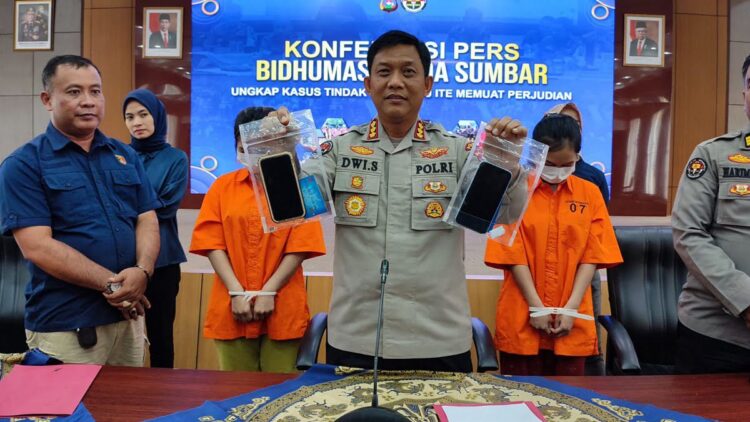 Endorse Situs Judi, Influencer Kembar Ini Diciduk Polisi di Bukittinggi 1 Influencer kembar ditangkap Polda Sumbar karena terlibat dalam situs judi. (Dok. Radarsumbar)