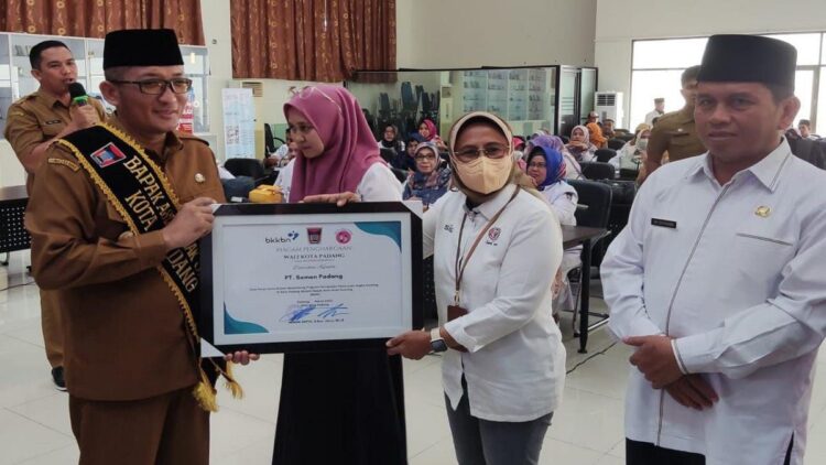 Kampanye Perang Melawan Stunting, Semen Padang Raih Penghargaan 1 Penghargaan kampanye perang melawan stunting yang diperoleh PT. Semen Padang. (Dok. istimewa)