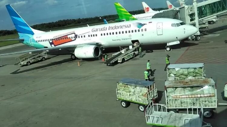 Penanganan persiapan keberangkatan pesawat di apron Bandara Sepinggan mulai dari membongkar dan memuat kargo, mengisi bahan bakar pesawat, hingga penumpang memasuki pesawat, semuanya bisa aman dan selamat. ANTARA/Novi Abdi