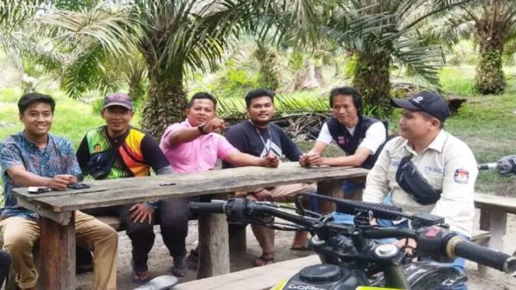 Panwaslu Tiumang Kawal Hak Pemilih di Daerah Terpencil Dharmasraya 1 Jajaran Penyelenggara KPU dan Bawaslu Kecamatan Tiumang usai melakukan Pencocokan dan Penelitian (Coklik) Daftar Pemilih di kebun sawit Nagari Tiumang, Kecamatan Tiumang, Kabupaten Dharmasraya, Sumatera Barat (Sumbar) Sabtu (4/3). (Antara/HO-Panwaslu Tiumang)