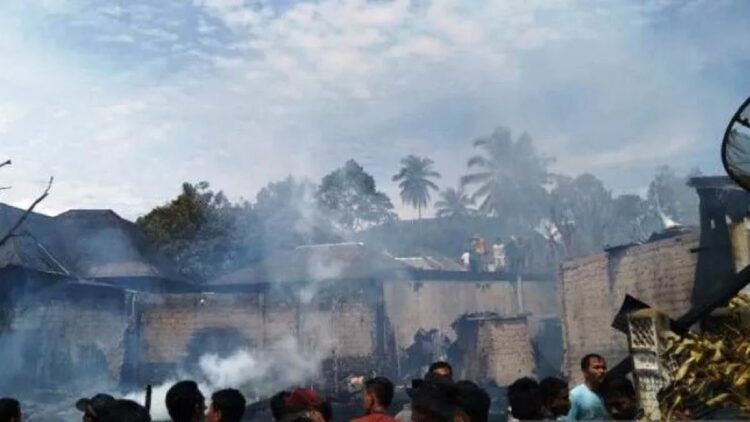 Warga memadamkan api yang membakar rumah gadang di Kawasan Saribu Rumah Gadang, Nagari Koto Baru, Kec. Sungai Pagu, Kab. Solok Selatan, Sumatera Barat, Minggu. (ANTARA/HO-Damkar Solok Selatan)
