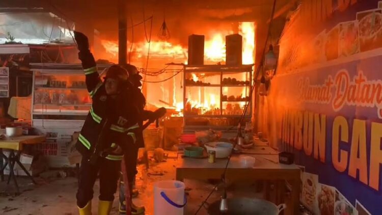 Tribun Kafe di Kompleks GOR Haji Agus Salim Terbakar 1 Kebakaran dilaporkan terjadi di Kompleks GOR Haji Agus Salim, Kamis (30/3/2023) sore. (Foto: Dok. Dinas Damkar Padang)