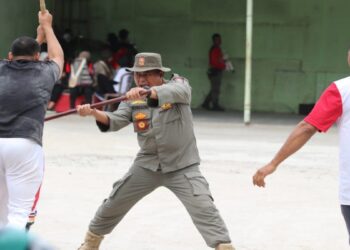Kepala Satpol PP Kota Padang, Mursalim memimpin langsung pelatihan beladiri bagi setiap personel yang dipimpinnya. (Foto: Dok. Istimewa)