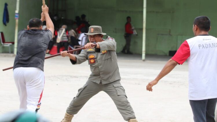 Lawan Serangan Tawuran, Personel Satpol PP Padang Dilatih Bela Diri 1 Kepala Satpol PP Kota Padang, Mursalim memimpin langsung pelatihan beladiri bagi setiap personel yang dipimpinnya. (Foto: Dok. Istimewa)