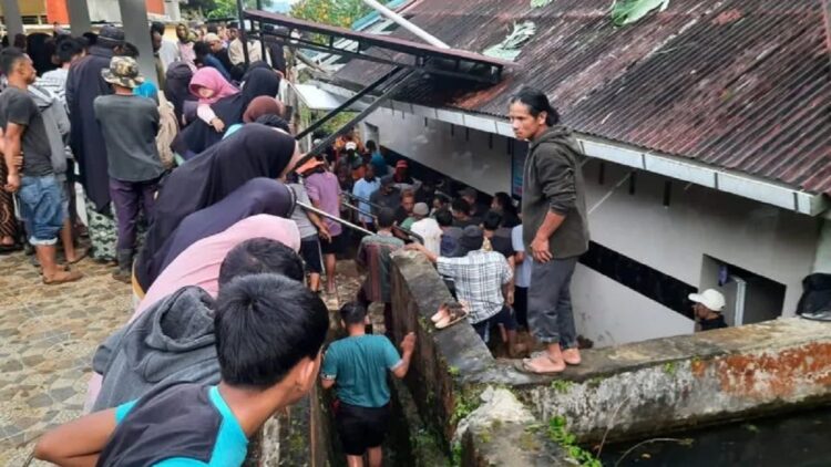 Dua Jamaah Tertimbun Longsor dalam Toilet Masjid di Agam 1 Kondisi tanah longsor yang menimpa toilet masjid di Ampekkoto. (Antara/Dok BPBD Agam)