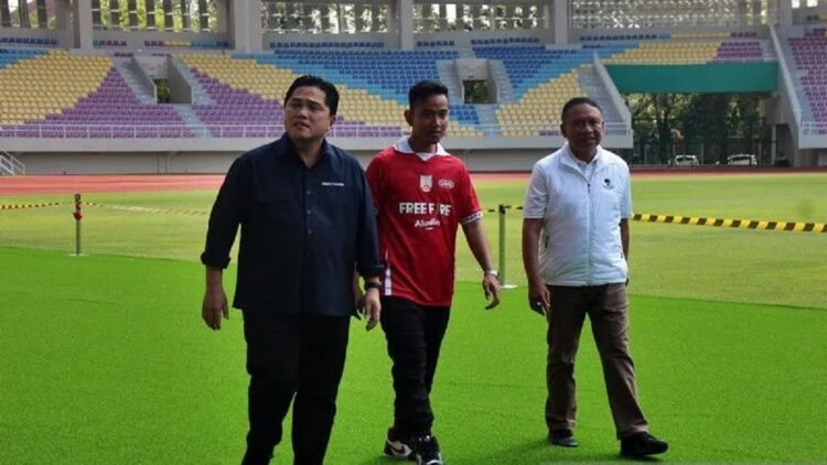 Menteri BUMN yang juga Ketua Umum PSSI Erick Thohir (kiri) bersama Menpora Zainudin Amali (kanan) dan Wali Kota Surakarta Gibran Rakabuming Raka (tengah) saat mengecek dan melakukan diskusi tentang persiapan penyelenggaraan Piala Dunia U-20, di Stadion Manahan Solo, Jawa Tengah, Minggu (12/3/2023). (ANTARA/Bambang Dwi Marwoto)