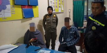 Pasangan sejoli ditangkap warga di Sungai Bangek, Kecamatan Koto Tangah lantaran kedapatan berduaan di belakang kos-kosan perempuan pada Jumat (10/3/2023) malam. (Foto: Dok. Satpol PP Padang)
