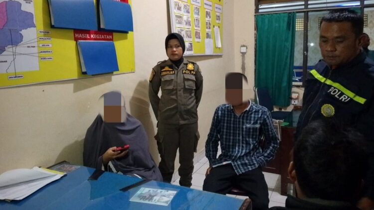 Sudah 'Kebelet', Perempuan di Padang Ini Bawa Sang Arjuna ke Dalam Kos-kosan 1 Pasangan sejoli ditangkap warga di Sungai Bangek, Kecamatan Koto Tangah lantaran kedapatan berduaan di belakang kos-kosan perempuan pada Jumat (10/3/2023) malam. (Foto: Dok. Satpol PP Padang)