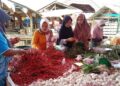 Hari Pertama Puasa, Harga Cabai Merah di Agam Turun 6 Pedagang Pasar Serikat Lubukbasung Garagahan sedang melayani pembeli. Harga cabai merah di Agam turun memasuki Ramadan. (Dok. Antara)