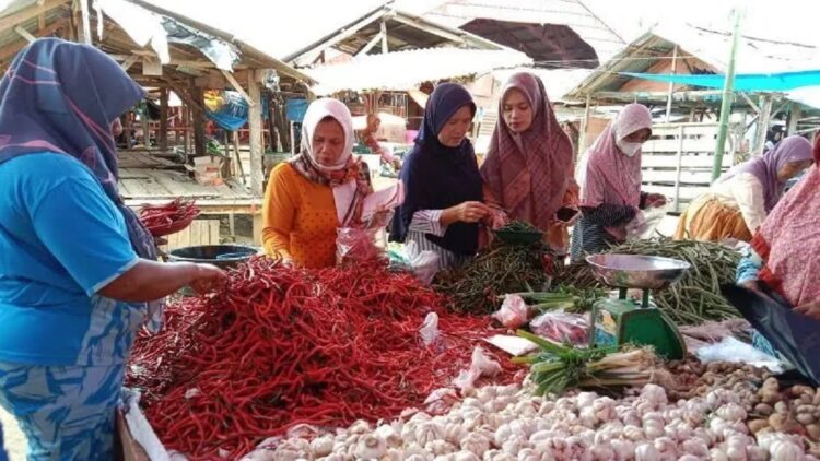 Hari Pertama Puasa, Harga Cabai Merah di Agam Turun 1 Pedagang Pasar Serikat Lubukbasung Garagahan sedang melayani pembeli. Harga cabai merah di Agam turun memasuki Ramadan. (Dok. Antara)