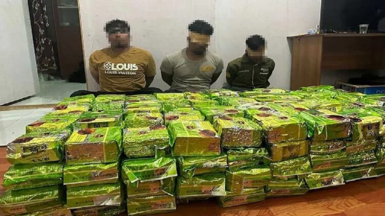 Selama Dua Bulan, Bea Cukai Aceh Gagalkan Penyelundupan 391 Kg Sabu 1 Dokumentasi - Pelaku bersama barang bukti sabu-sabu dalam bungkusan teh China yang diamankan di perairan Krueng Geukeuh. ANTARA/HO/Humas Kanwil DJBC Aceh
