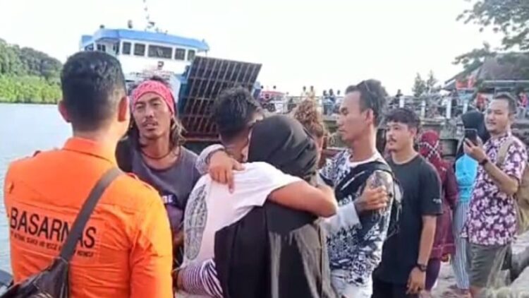 Peluk Haru Keluarga Korban yang Hilang Usai Ditemukan di Perairan Mentawai 1 pelik hangat keluarga nelayan yang sempat hilang di perairan Mentawai