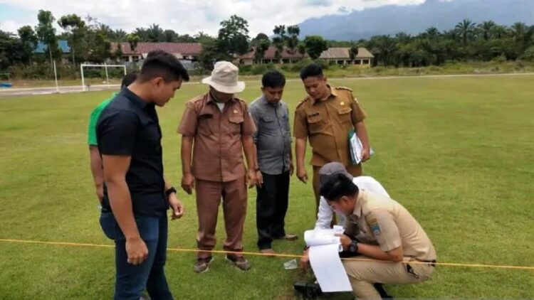 Kanit Tipikor Polres Pasaman Barat Ipda Muhammad Fariz, S.Tr.K (depan) bersama tim saat melakukan pemeriksaan terhadap kondisi sarana prasarana gedung olahraga (stadion) Pasaman Barat yang diduga syarat penyimpangan. (Antara/Tipidkor Polres Pasbar)