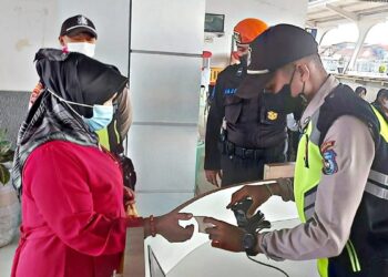 Pemeriksaan penumpang kereta di Stasiun Simpang Haru, Kota Padang. (Foto: Dok. KAI)