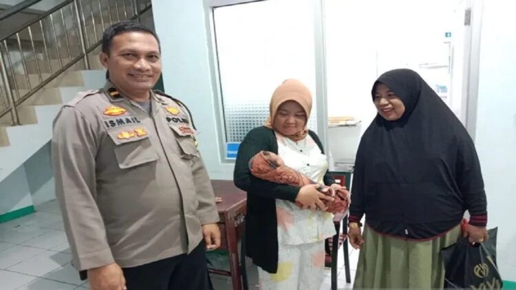Bayi Laki-laki Ditemukan di Depan Rumah Warga Agam, Pesan Ditulis di Secarik Kertas 1 Pelaksanaan Tugas Kasie Humas Polres Agam Ipda Ismail sedang berada didekat bayi di RSUD Lubukbasung, Kamis (16/3). (Antara/Yusrizal)