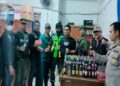 Jual Miras dan Buka Tempat Hiburan Malam saat Ramadan di Padang? Ini Sanksinya 2 Ratusan botol miras berbagai merek disita petugas gabungan pada Sabtu (18/3/2023) dini hari. (Foto: Dok. Satpol PP)