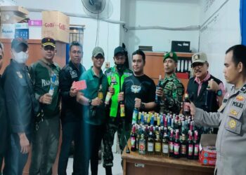 Ratusan botol miras berbagai merek disita petugas gabungan pada Sabtu (18/3/2023) dini hari. (Foto: Dok. Satpol PP)