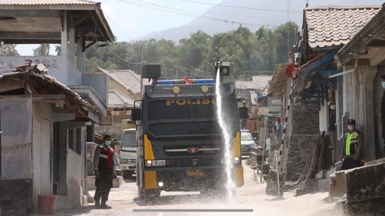 Polisi Bantu Bersihkan Jalan, Dampak Abu Vulkanik Pasca Erupsi Merapi 1 Polisi di Magelang, Jateng bersihkan sisa-sisa abu erupsi Gunung Merapi. (Dok. Divhumas)