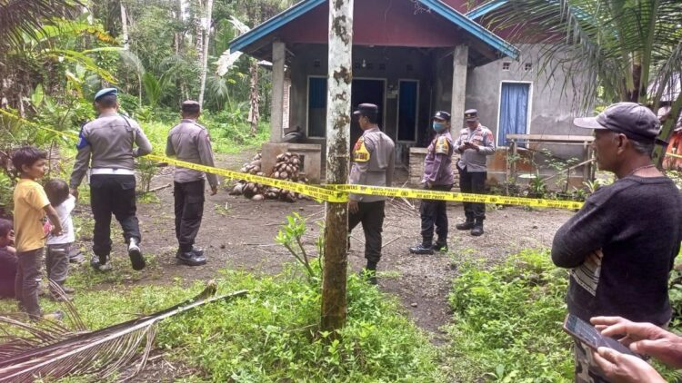 Nenek Nurhayati Ditemukan Tewas Gantung Diri, Rumah Terkunci dari Dalam 1 Polisi di Padang Pariaman memberi police line di lokasi gantung diri. (Dok. Istimewa)