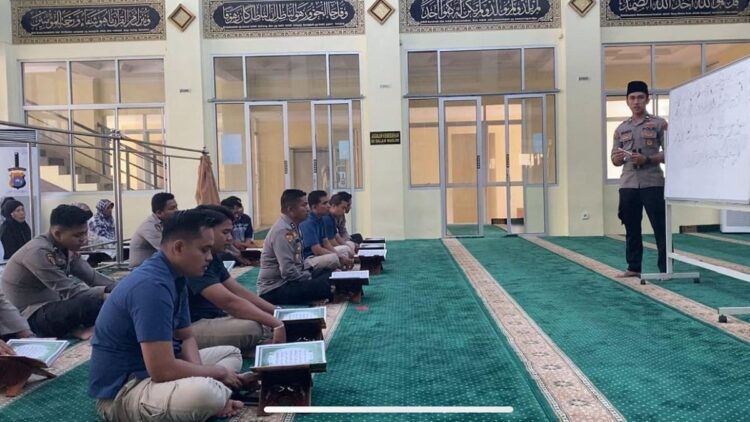 Biro SDM Polda Sumbar Luncurkan Program 'Polri Belajar Tajwid' 1 Program Polri belajar tajwid di Polda Sumbar. (Dok. Bidhumas)