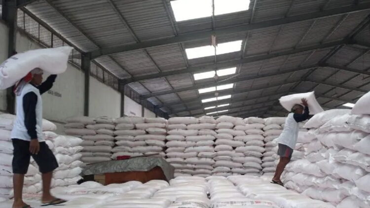 Ilustrasi-Gudang PT Pupuk Indonesia (Persero) di Kabupaten Klaten, Selasa (21/2/2023). (ANTARA/Aris Wasita)