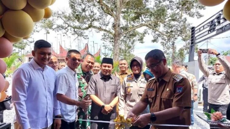 Pelaku Usaha Kuliner di Payakumbuh Didorong Kantongi Sertifikat Halal 1 Pj Wako Payakumbuj Rida Ananda saat pengguntingan pita pada grand opening Petto Resto dan Caffe yang ada di Padang Tangah Balai Nan Duo, Koto Nan Ampek, Kota Payakumbuh, Senin (20/3). (ANTARA/Akmal Saputra)