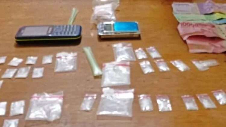 Simpan 33 Paket Sabu di Dalam Rumah, Seorang Warga Agam Ditangkap Polisi 1 Barang bukti penangkapan pengedar sabu-sabu di daerah Kamang, Kabupaten Agam oleh Satresnarkoba Polresta Bukittinggi. (ANTARA/HO-Satreskrim Polresta Bukittinggi)