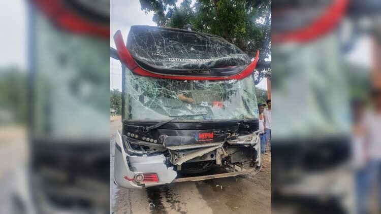 tabrakan beruntun bus di Sijunjung