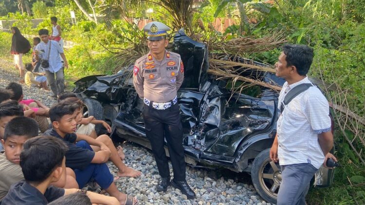 Tabrakan Kereta Api Kontra Mobil di Pariaman, Korban Luka-luka 1 Kecelakaan kereta api kontra mobil di Kota Pariaman pada Senin (28/3/2023) sore. (Foto: Dok. Polres Pariaman)
