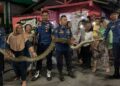 Ular piton sepanjang empat meter dievakuasi petugas di kawasan Batang Arau pada Jumat (3/3/2023) malam. (Foto: Dok. Dinas Damkar Padang)