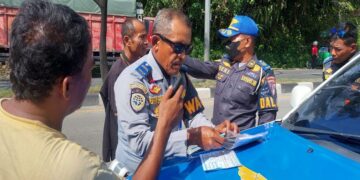 Truk ngetem di pinggir jalan Padang-Solok, kawasan Lalang, Kelurahan Padang Besi, Kecamatan Lubuk Kilangan, Kota Padang, ditindak Dishub. (Dok. Istimewa)