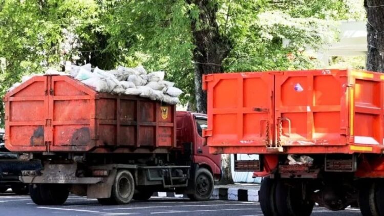 Gegara Uang Bensin dan Penggantian Ban Truk Sampah, Sopir DLH Padang Sempat Mogok Kerja 1 Truk pengangkut sampah di Tanahdatar. (ANTARA/Etri Saputra)