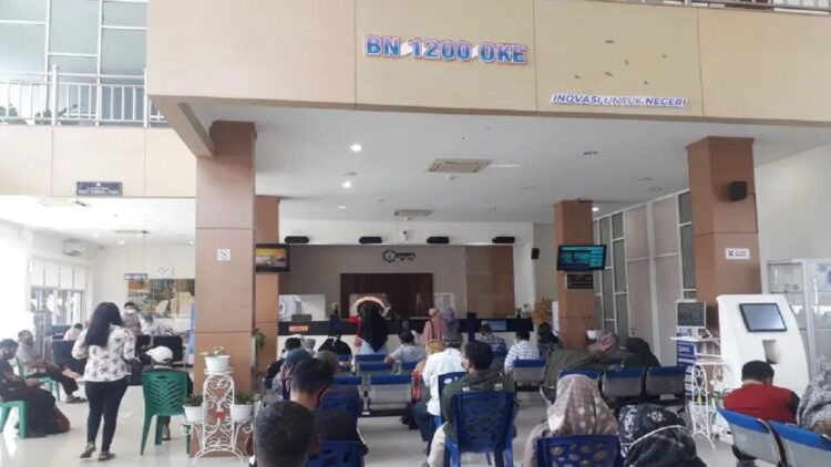 Aktivitas Bank Nagari Simpang Empat melayani nasabah. Menjelang lLebaran Idul Fitri 2023 Bank Nagari Simpang Empat menyiapkan Rp1, 5 miliar untuk penukaran uang baru. ANTARA/HO