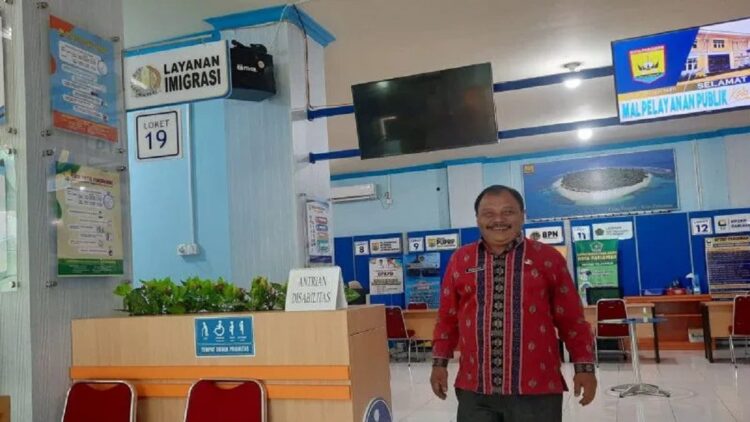 Selama Ramadan, MPP Kota Pariaman Tetap Layani Masyarakat seperti Biasa 1 Kepala Dinas Penanaman Modal Pelayanan Terpadu Satu Pintu dan Tenaga Kerja Kota Pariaman, Sumbar Noviardi melintas di depan loket Imigrasi di Mal Pelayanan Publik Pariaman. (ANTARA/Aadiaat M. S.)