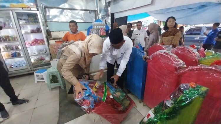 Wali Kota Padang bersama jajaran melakukan sidak ke sejumlah penjual parsel Lebaran. (Foto: Dok. Diskominfo Padang)