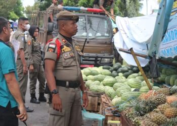 Satpol PP Padang Sita Lapak PKL di Atas Fasum Jalan Sawahan-Simpangharu
