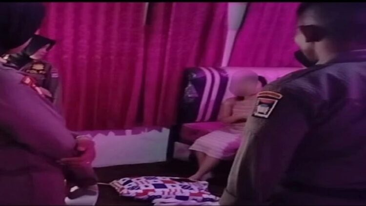 Satpol PP Padang mengamankan dua pasang remaja di kamar kosan khusus perempuan. (Foto: Dok. Satpol PP Padang)