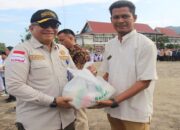 Pemko Padang Serahkan Paket Lebaran untuk Pegawai Non-ASN