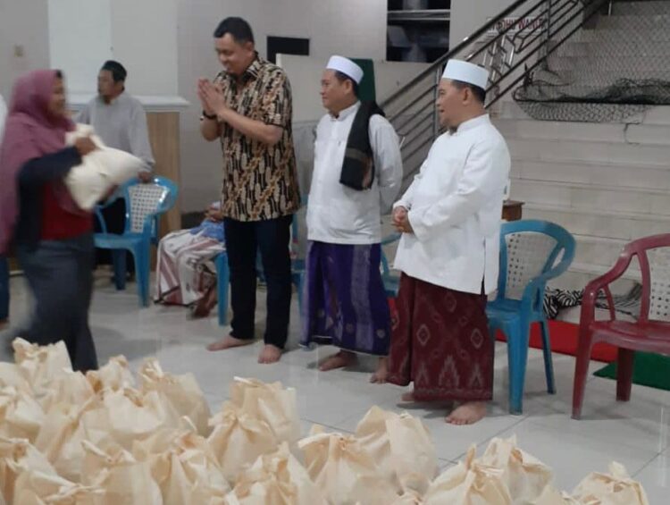 Braditi Moulevey Berbagi Ratusan Paket Sembako Bersama Warga dalam Menyambut Lebaran 1 Braditi Moulevey Berbagi Ratusan Paket Sembako Bersama Warga dalam Menyambut Lebaran