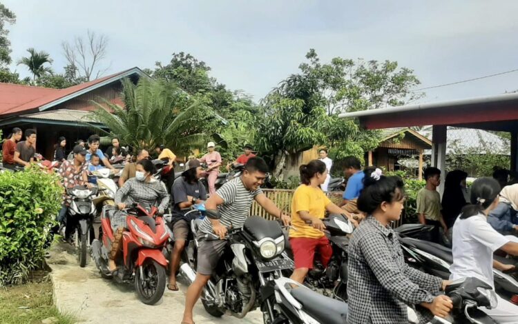 Jelang Lebaran BBM Krisis Hebat di Mentawai, Jerry Z: Tolong Kami Pak Andre Rosiade 1 Kondisi berebut BBM di seberang pulau Sumatra tepatnya di KabupatenKepulauan Mentawai, semakin mendekat Lebaran semakin parah kritisnya.