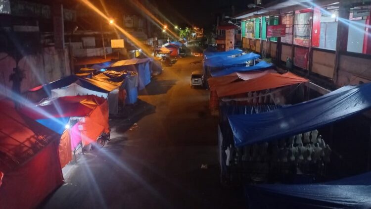 Kondisi lapak PKL Pasar Raya Padang yang tetap berdiri pada Jumat (28/4/2023) dini hari. (Foto: Dok. Radarsumbar.com)