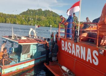 Evakuasi dua nelayan yang mengalami kapal mati mesin di tengah lautan Mentawai. (Foto: Dok. Basarnas)
