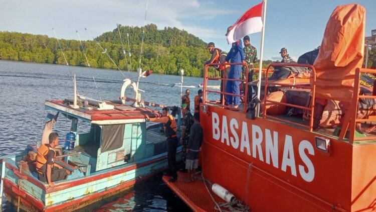 Terombang-ambing di Laut Mentawai, Dua Nelayan Berhasil Dievakuasi 1 Evakuasi dua nelayan yang mengalami kapal mati mesin di tengah lautan Mentawai. (Foto: Dok. Basarnas)